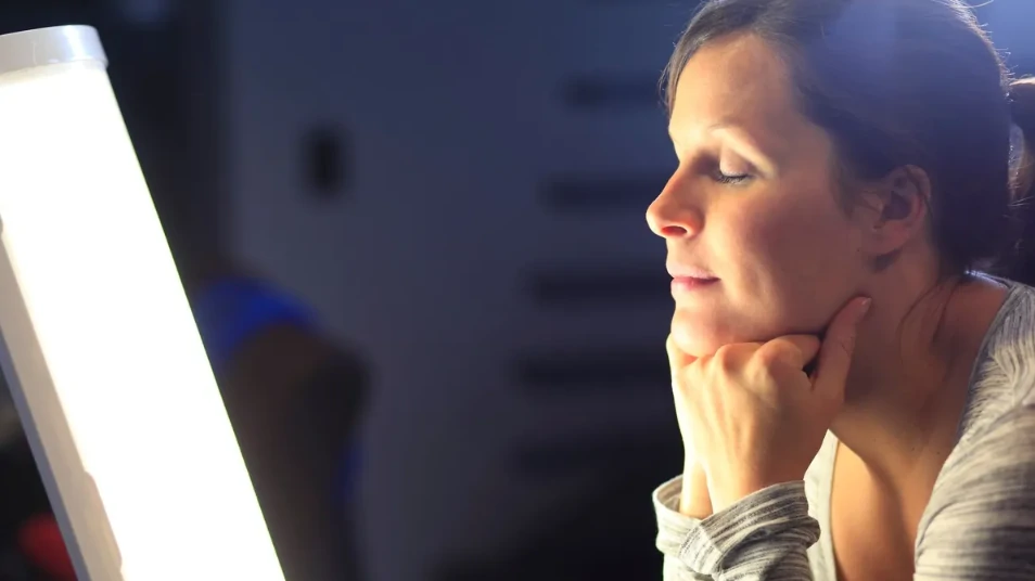 En hiver, la luminothérapie peut aider à compenser le manque de lumière naturelle et à retrouver de l’énergie. Copyright Getty – Philippe TURPIN. Comment remédier à ce manque de lumière en Feng Shui et Décoration ? Interview de Laurence Trégoat - Harmonieusement Vôtre par Véronique LOPEZ d’ICI Provence